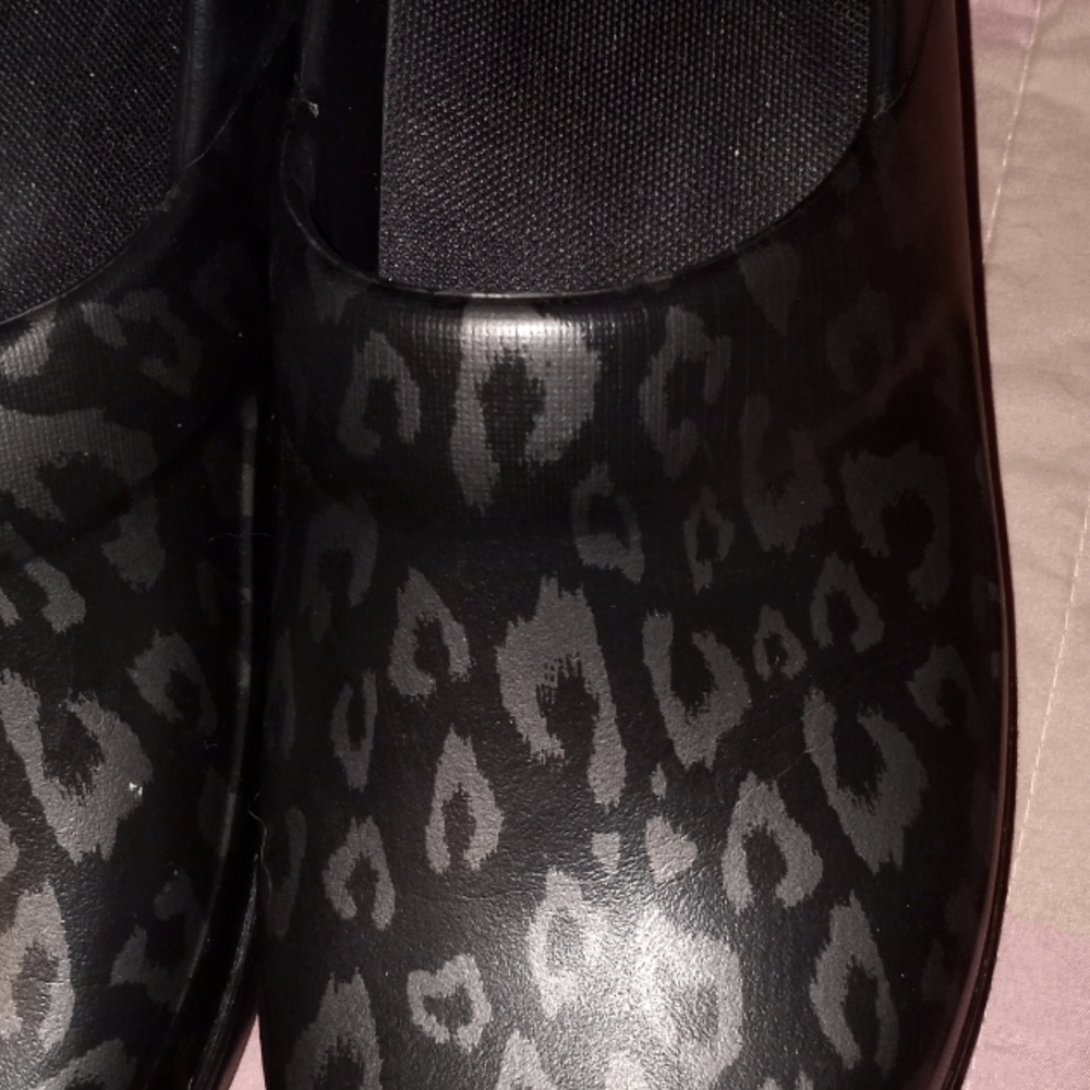 Black Crocs
